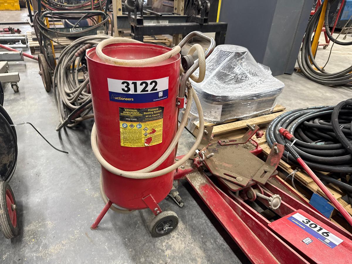 Used Central Pneumatic 90lb Capacity Sandblasting Pot