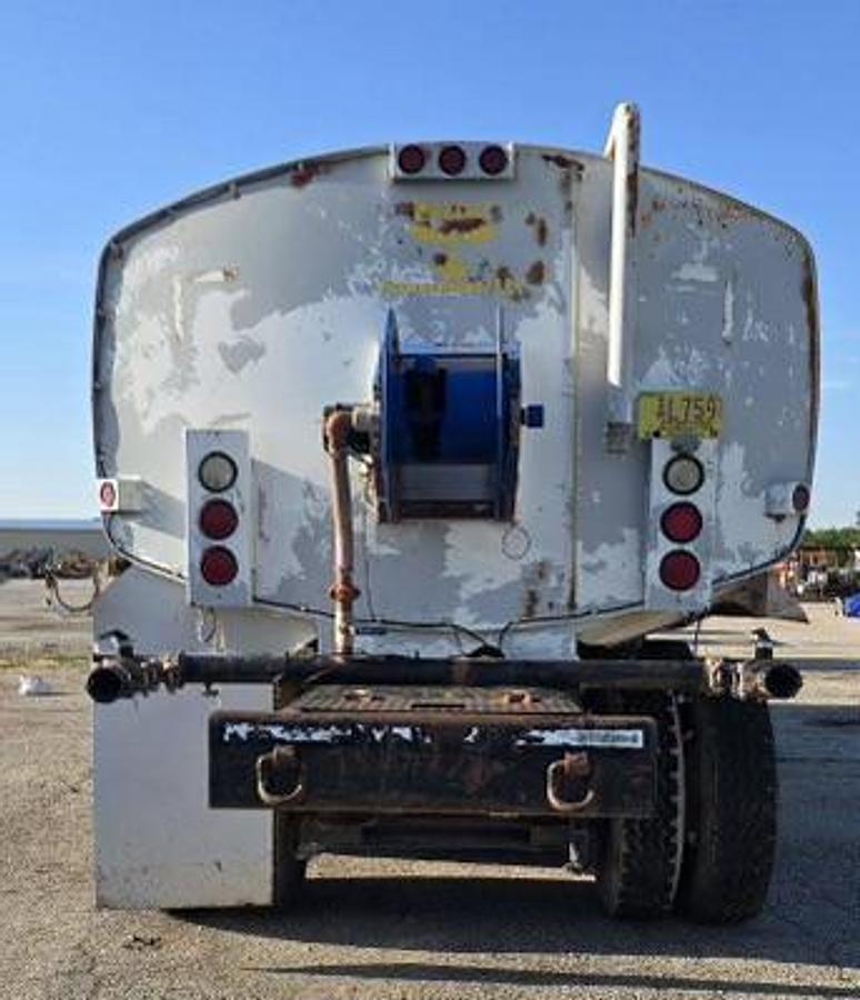 Used 1999 International 9400 - 4K-Gallon Tank Truck