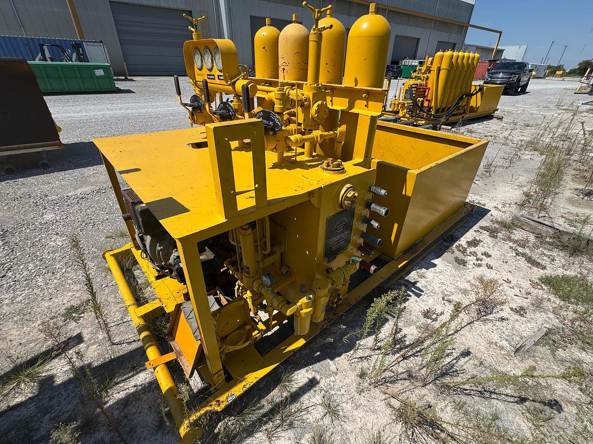 Used 2011 Advanced Pressure 3-Station 40-Gallon Accumulator with Triplex Pump Gas Motor Storage Tub