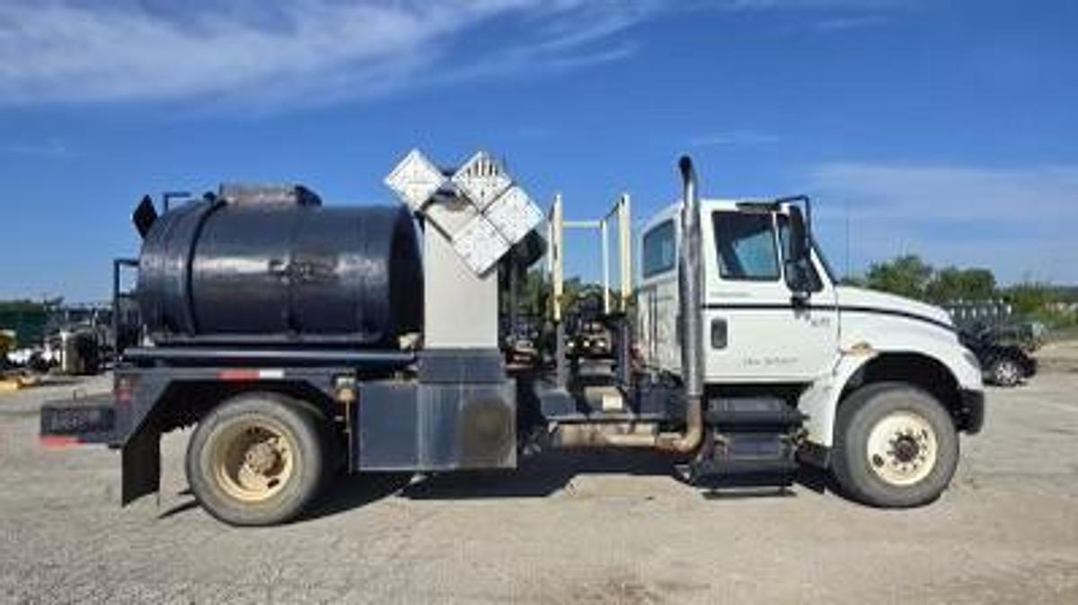 Used 2004 International 4400 SBA 4x2 Acid Truck