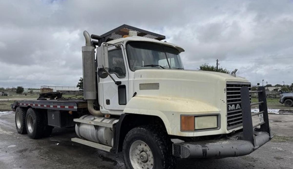 Used 1999 Mack CH613 60K Mech Winch Truck