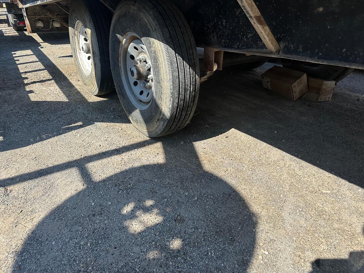 Used 2018 Texas Pride Trailer gooseneck trailer with 20 deck has tail roll and 17,500 lb Smitty Bilt win