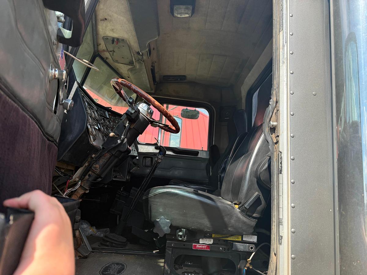 Used 1988 Peterbilt 379 Winch Truck