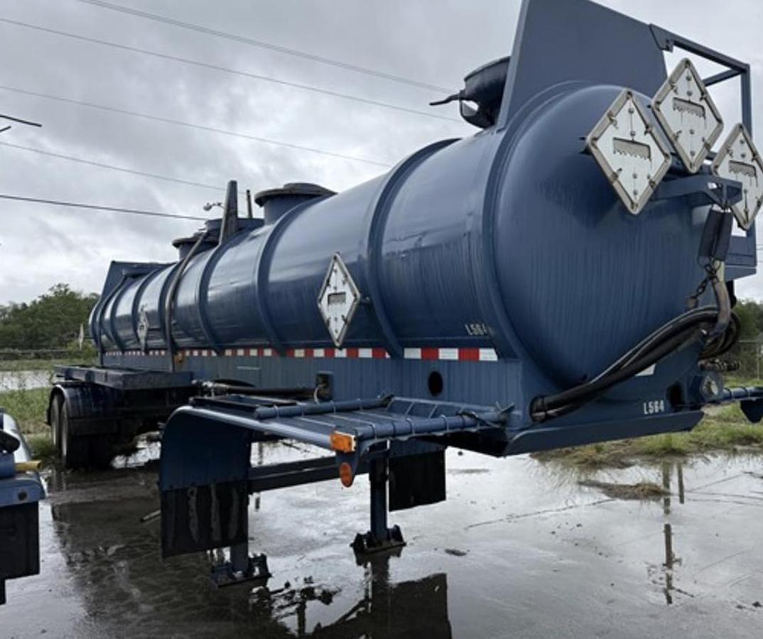 Used 2012 Wilco 4,100 Gallon with Hyd Agitators Acid Transport Trailer