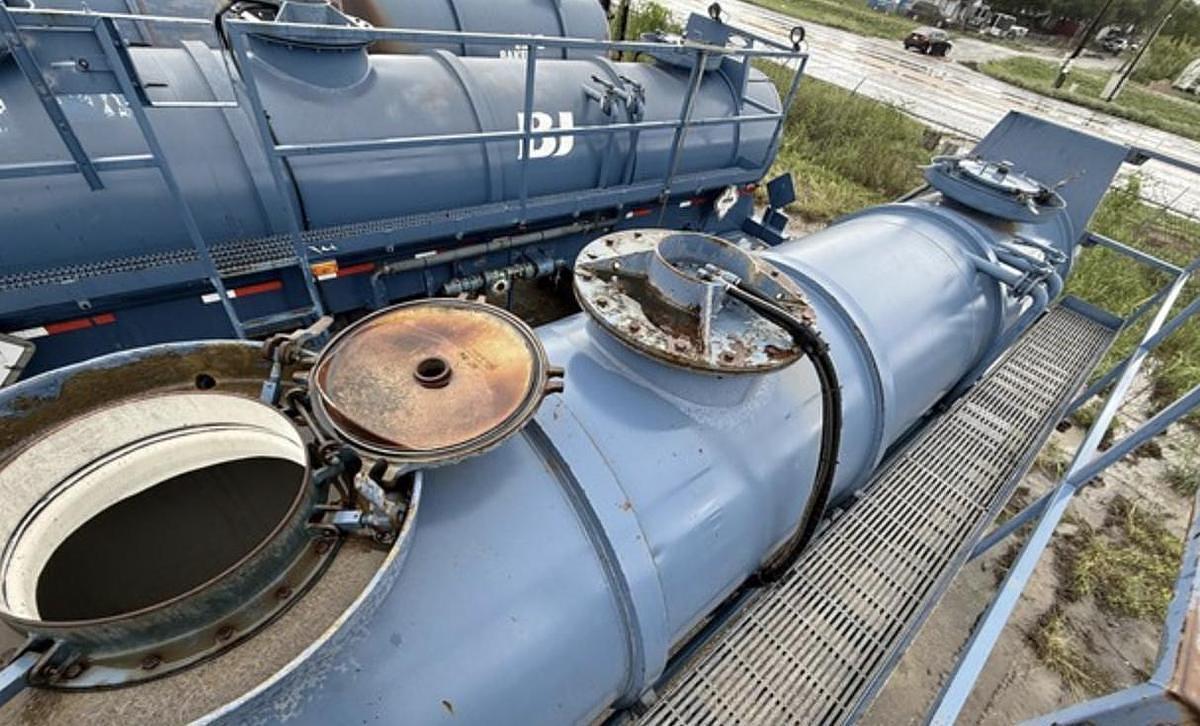 Used 2012 Wilco 4,100 Gallon with Hyd Agitators Acid Transport Trailer