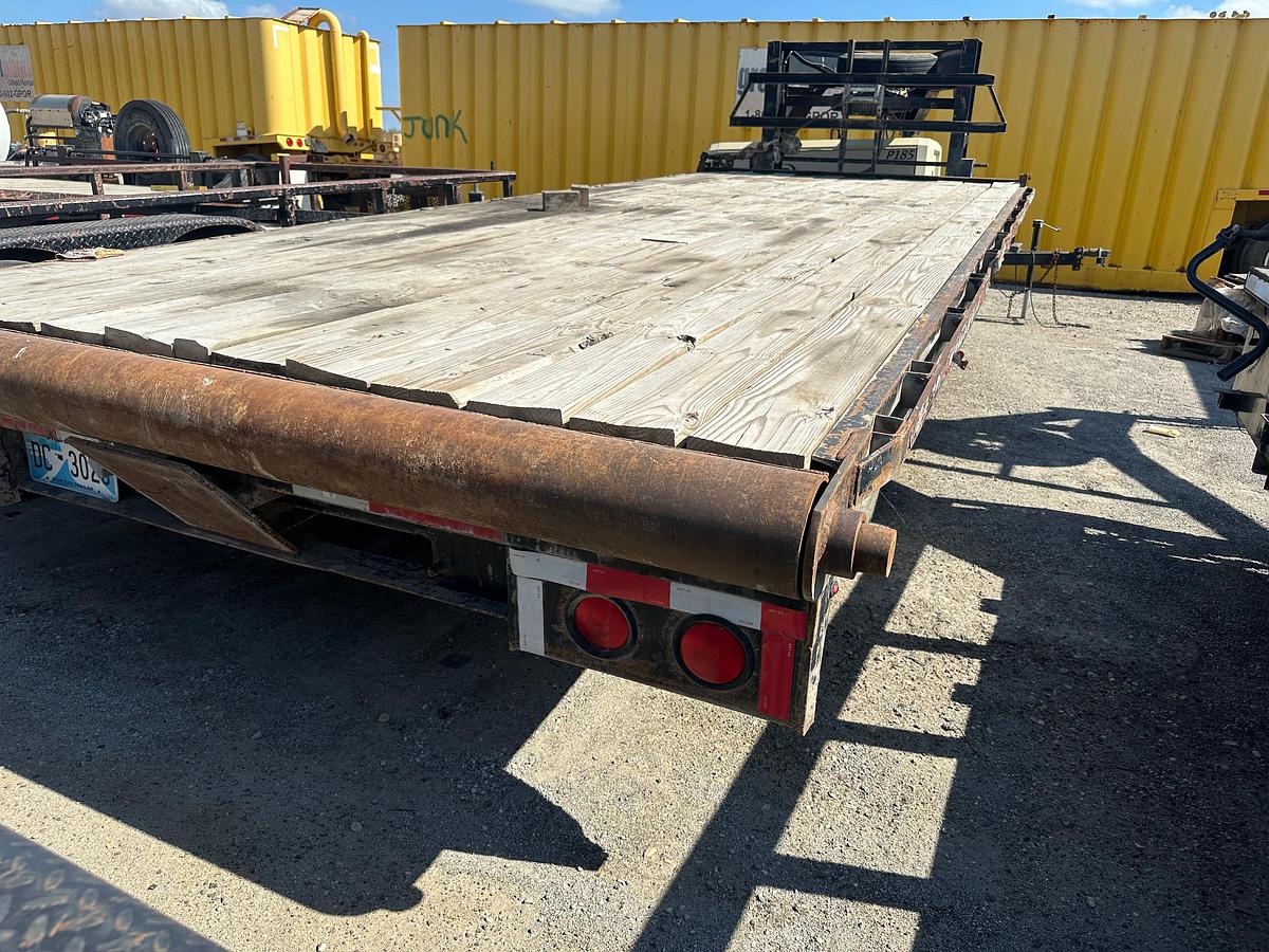 Used 2018 Texas Pride Trailer gooseneck trailer with 20 deck has tail roll and 17,500 lb Smitty Bilt win