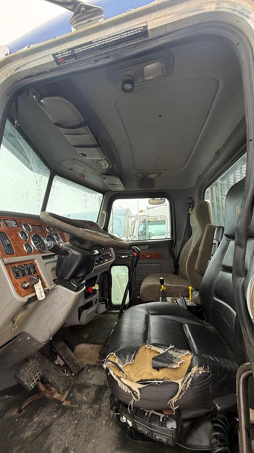 Used 2009 Peterbilt Winch Truck