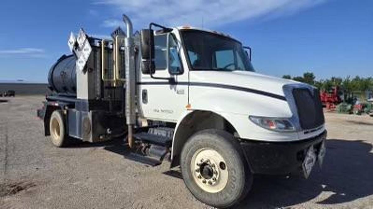 Used 2004 International 4400 SBA 4x2 Acid Truck