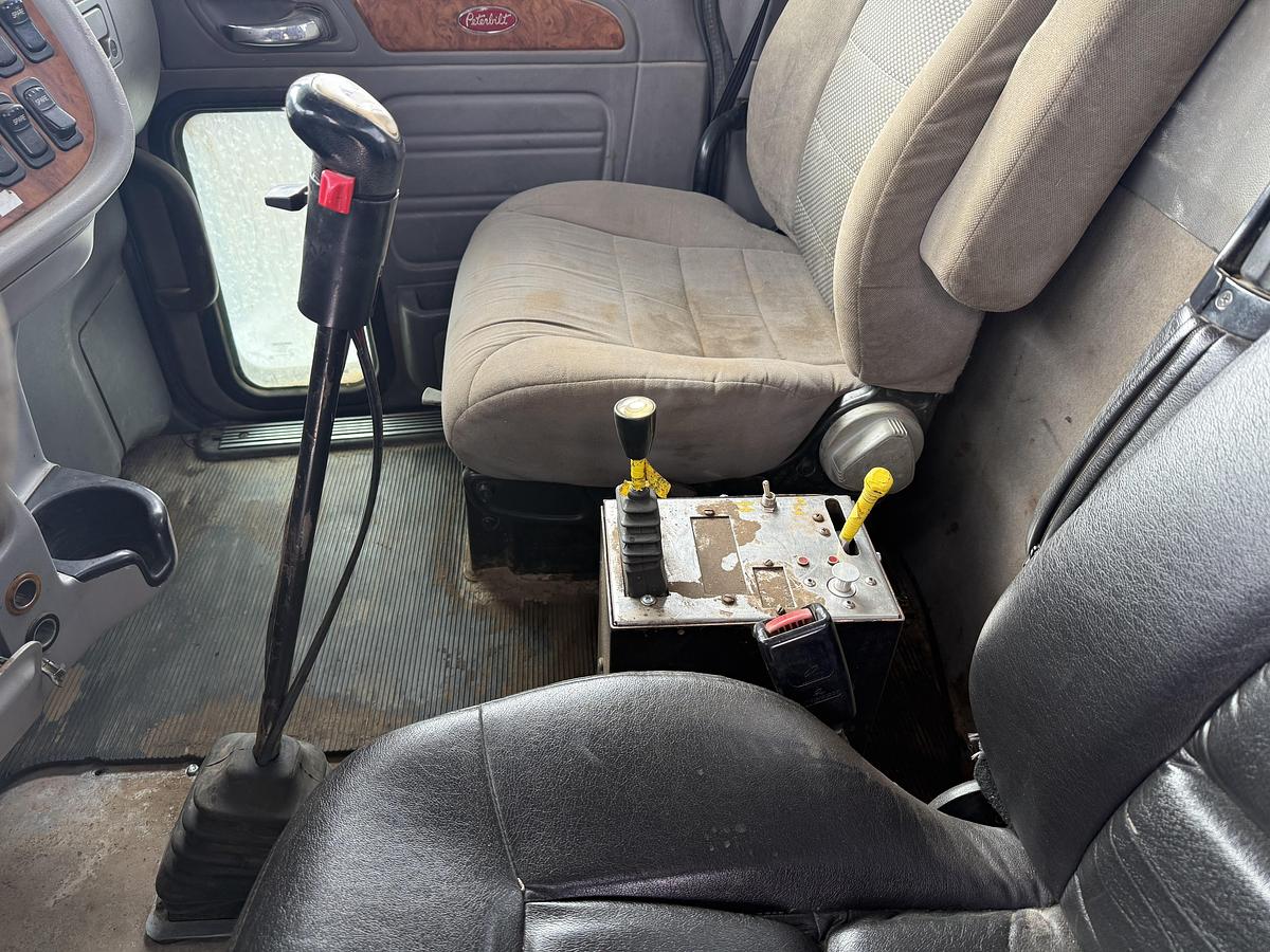 Used 2009 Peterbilt Winch Truck