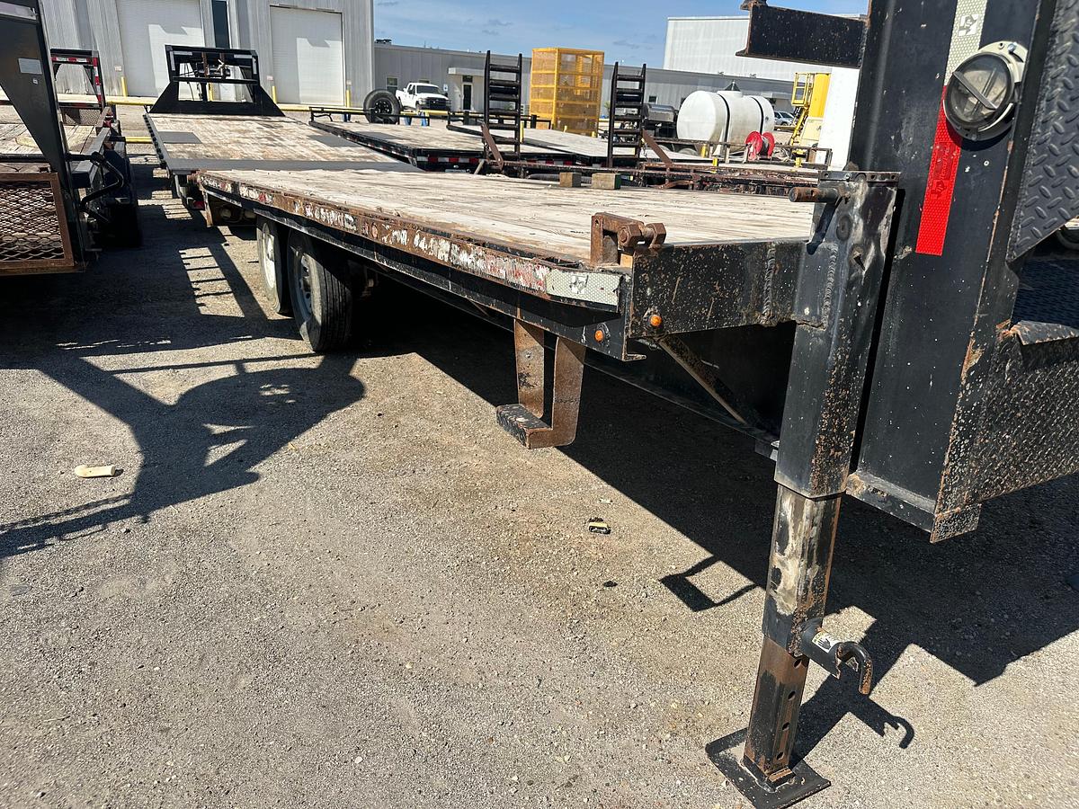 Used 2018 Texas Pride Trailer gooseneck trailer with 20 deck has tail roll and 17,500 lb Smitty Bilt win