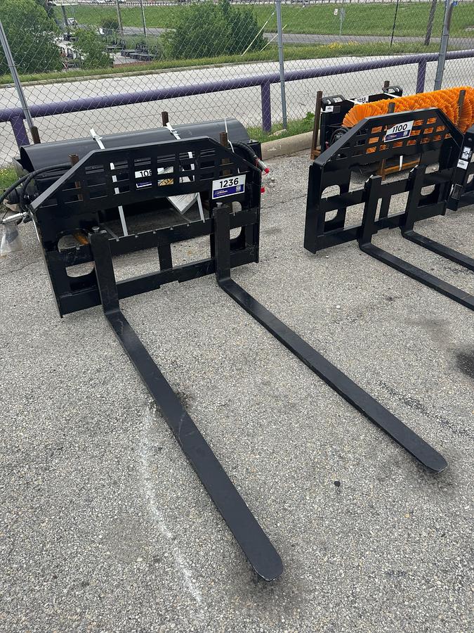 Used 2026 GIYI GY-DHC 59in Forks Skid Steer Attachment (UNUSED)