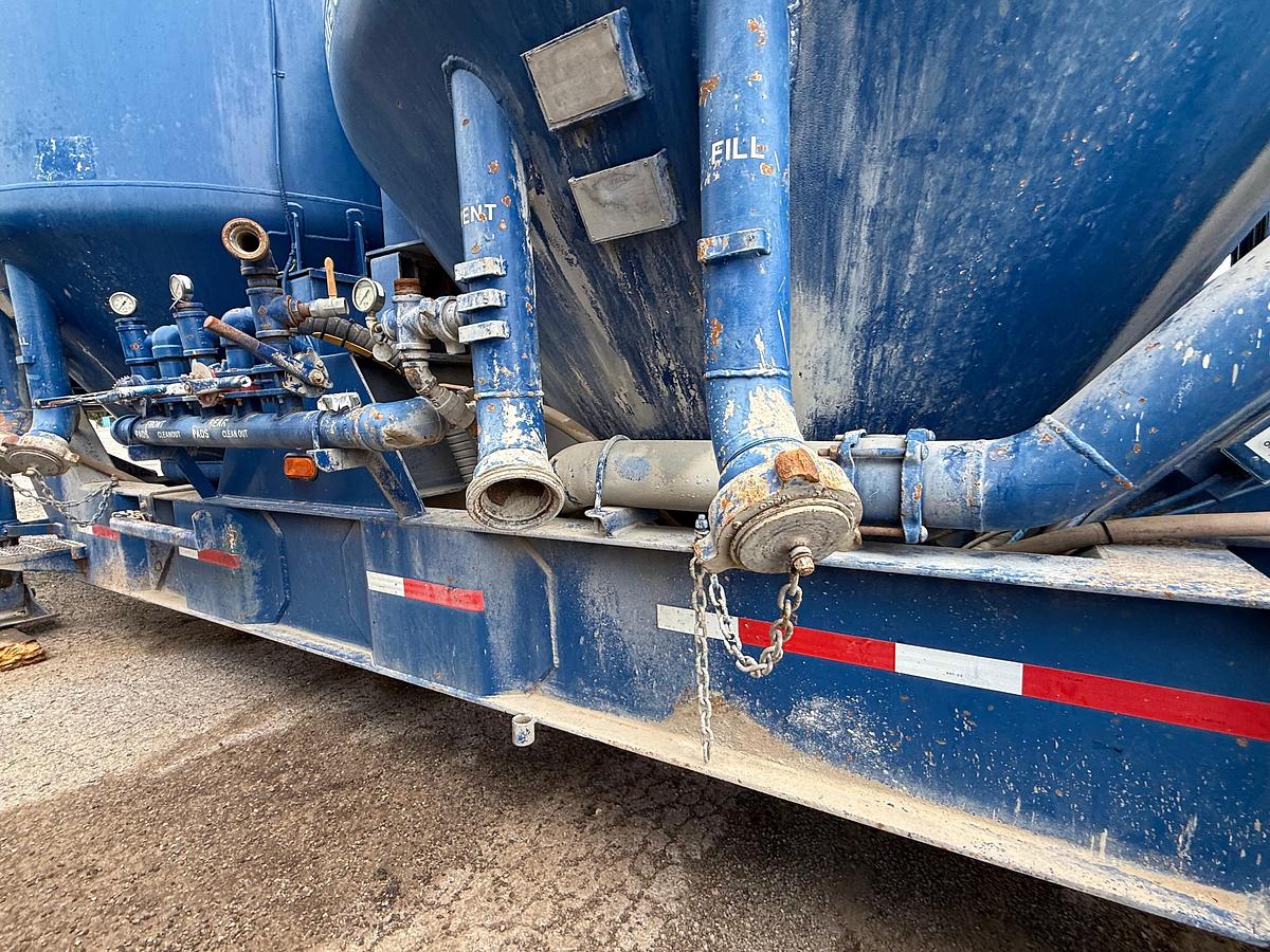Used 1982 Clark 660 Cement Bulk Trailer