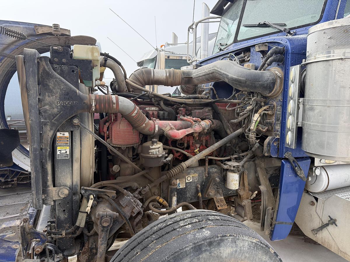 Used 2009 Peterbilt Winch Truck