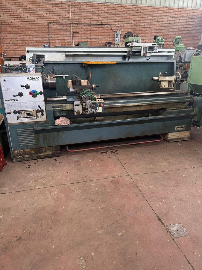 Usato TORNIO PARALLELO MOMAC 2000X260mm USATO CON VISUALIZZATORE