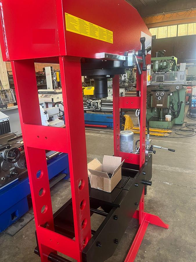 PRESSA IDRAULICA WERTHER 150 TON motorizzata con Pistone mobile Nuova