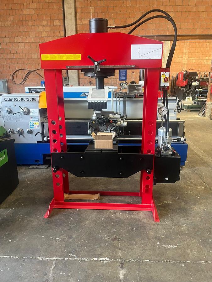 PRESSA IDRAULICA WERTHER 150 TON motorizzata con Pistone mobile Nuova