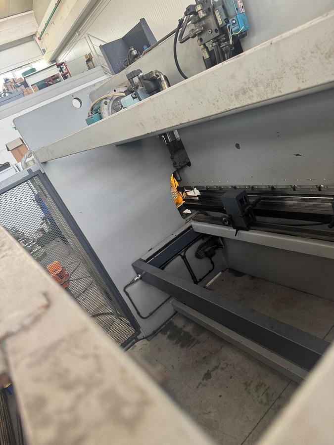 Usato PRESSA PIEGATRICE IDRAULICA OMAG USATA