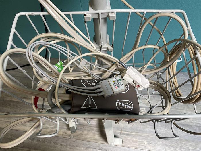 Gebraucht GE Dash 2500 Patientenmonitor auf Trolley mit Zubehör