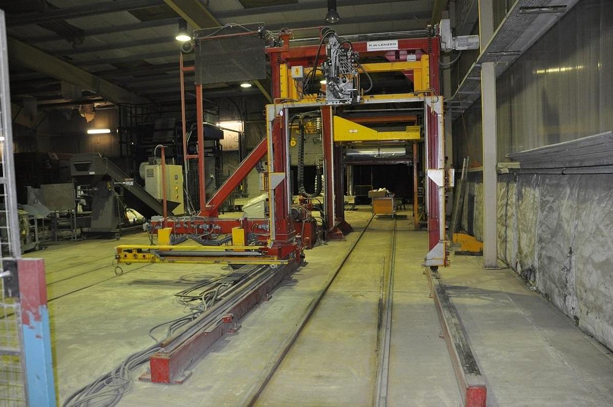 Used 1996 Lenzen Vertical Horizontal strapping