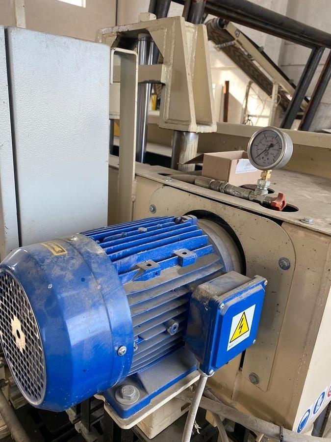 Used 2012 Bulldog Sparts International 3 at a time
