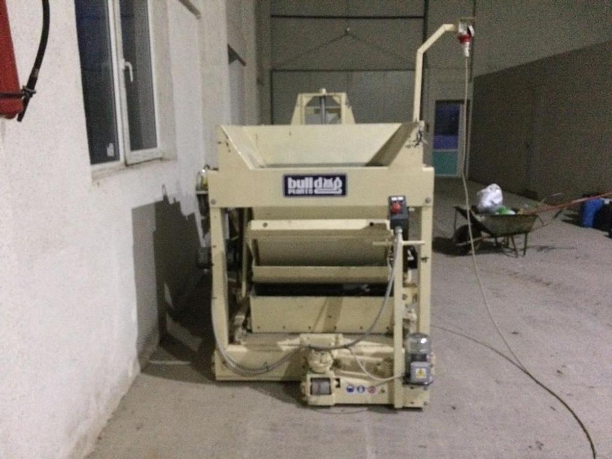 Used 2012 Bulldog Sparts International 3 at a time