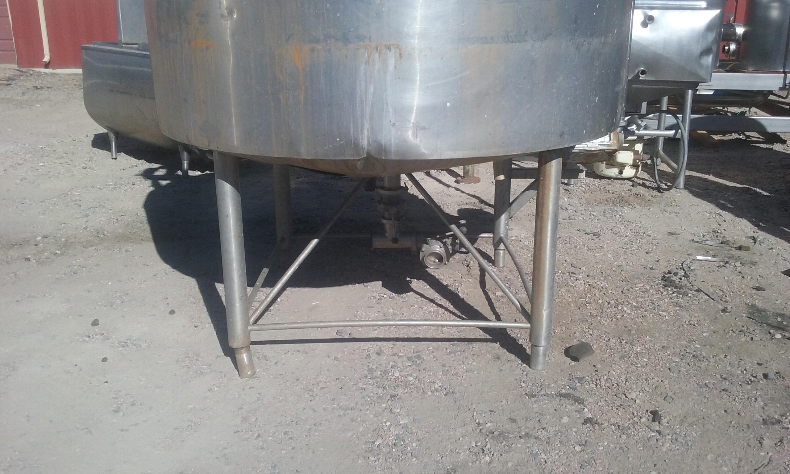 Used 600 GALLON PROCESSOR TANK.