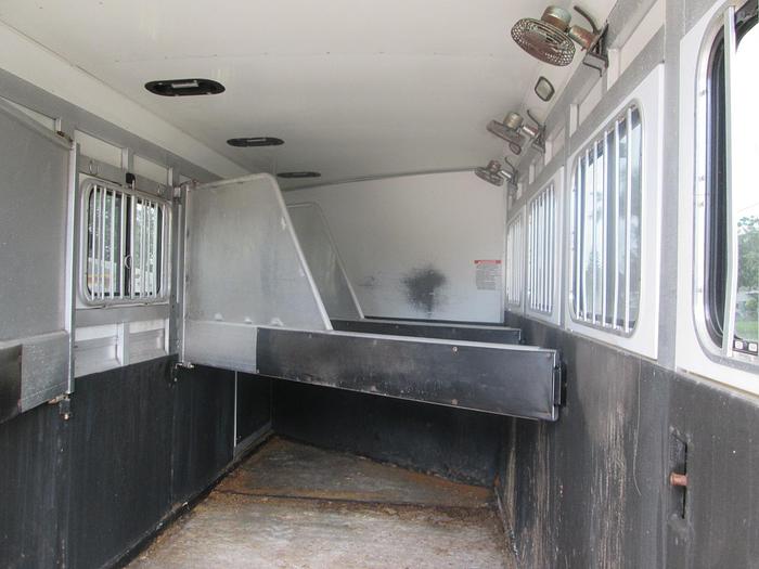 Used 2009 Sundowner 3 Slant Horse Trailer