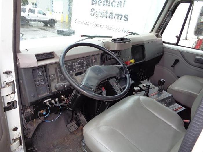 Used 2002 International 4900- Stock #: 8622