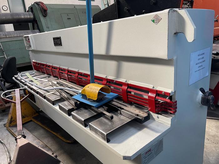 Usato CESOIA OMAG IDRAULICA 2500 X 3