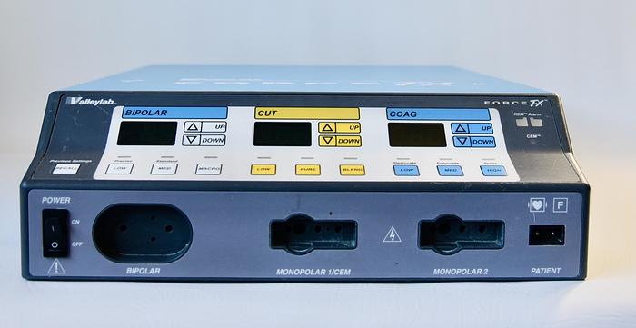 Used VALLEYLAB COVIDIEN FORCE FX-C ELECTROSURGICAL GENERATOR WITH FOOTSWITCH AND CART, E6008