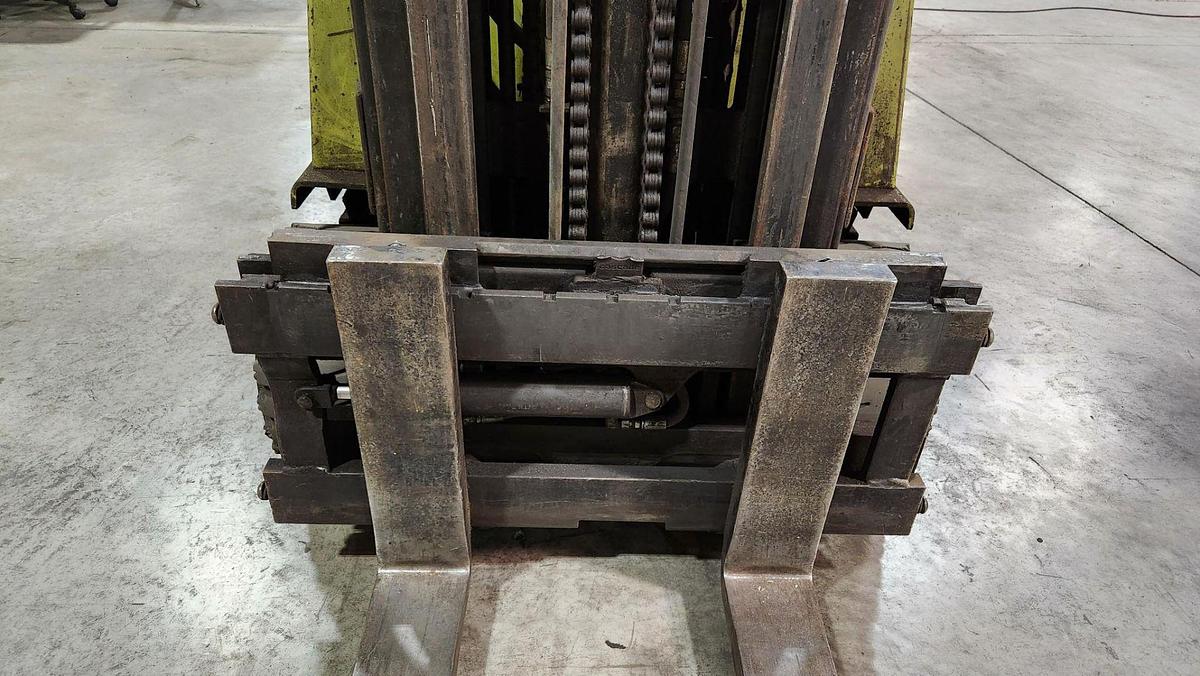Used CLARK 5,000 pound