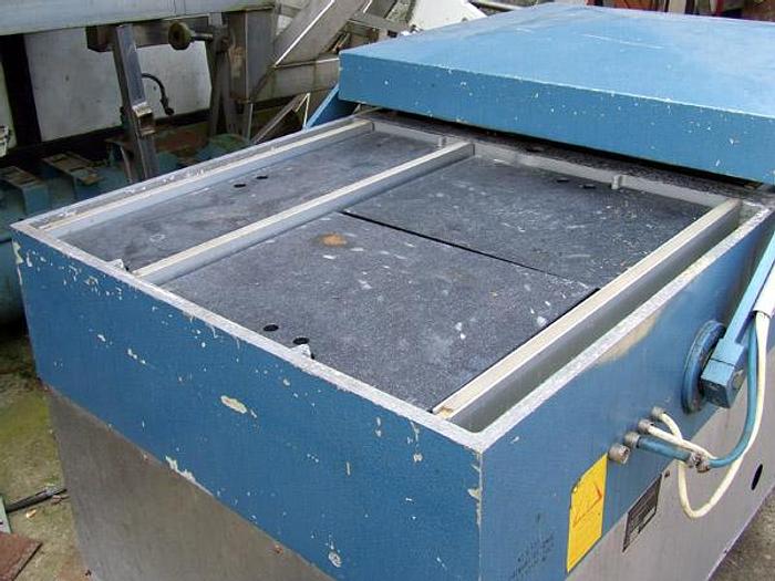 Used Vacuum 2-chamber packing machine with divided chambers "HENKOVAC"