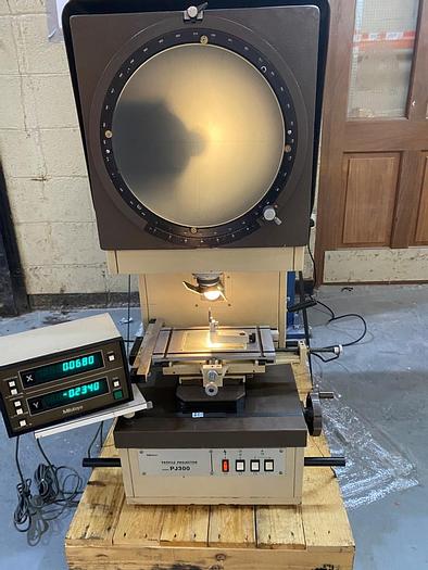 Used Mitutoyo  PJ-300 Profile Projector