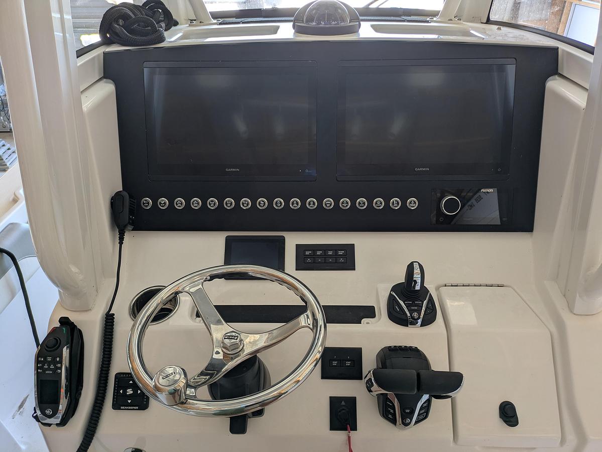 Used 2025 Regulator 28