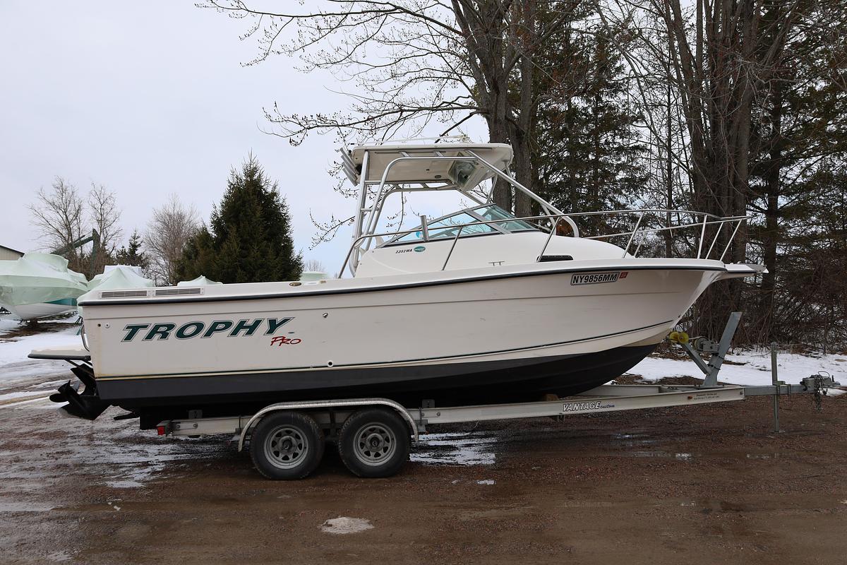 Used 2006 Trophy 2352 Walkaround Pro