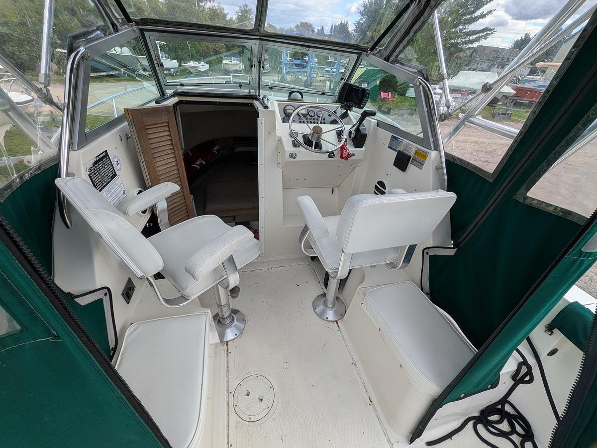 Used 2000 Pursuit 2550
