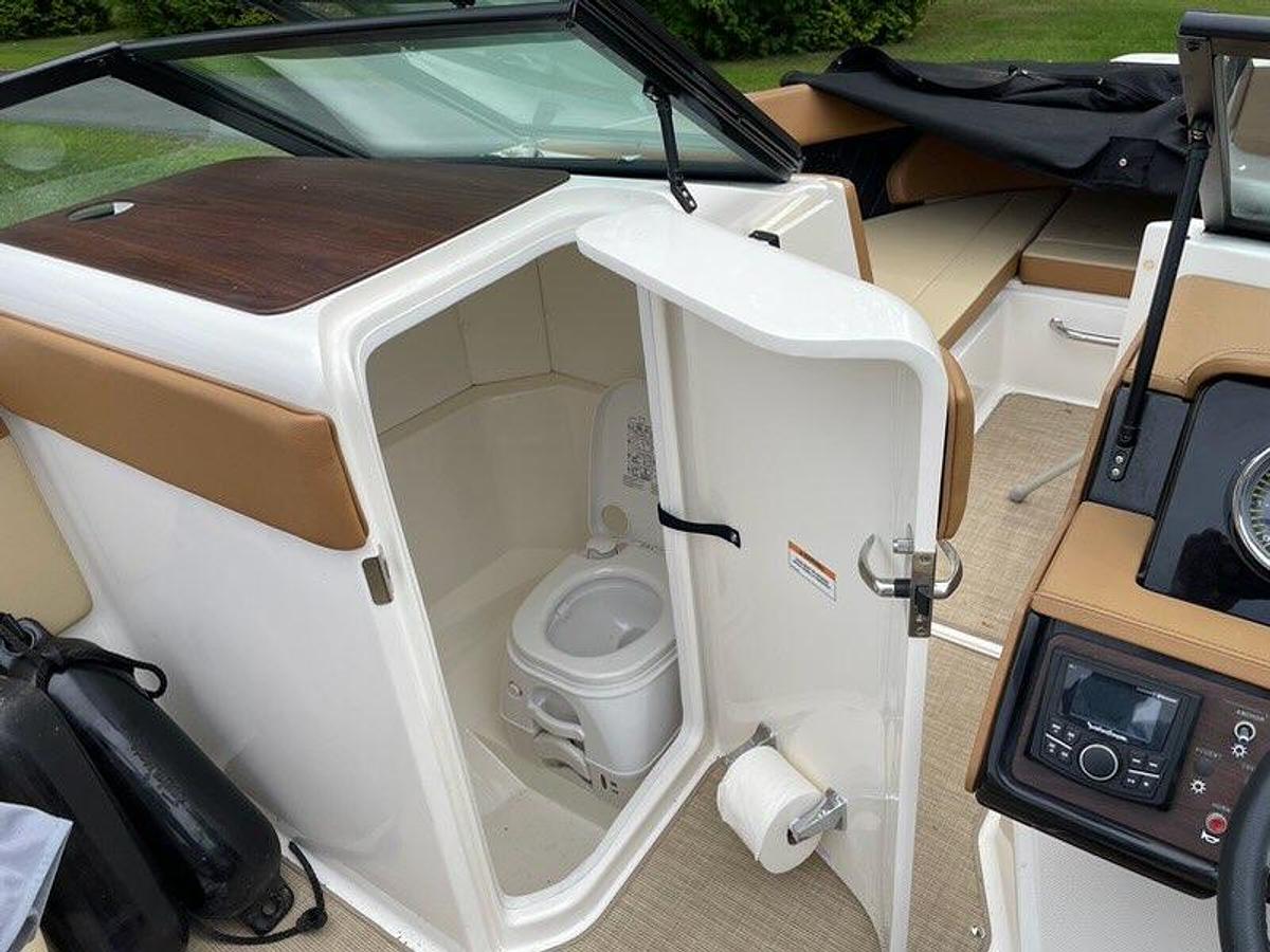 Used 2018 Sea Ray 230 SPX OB
