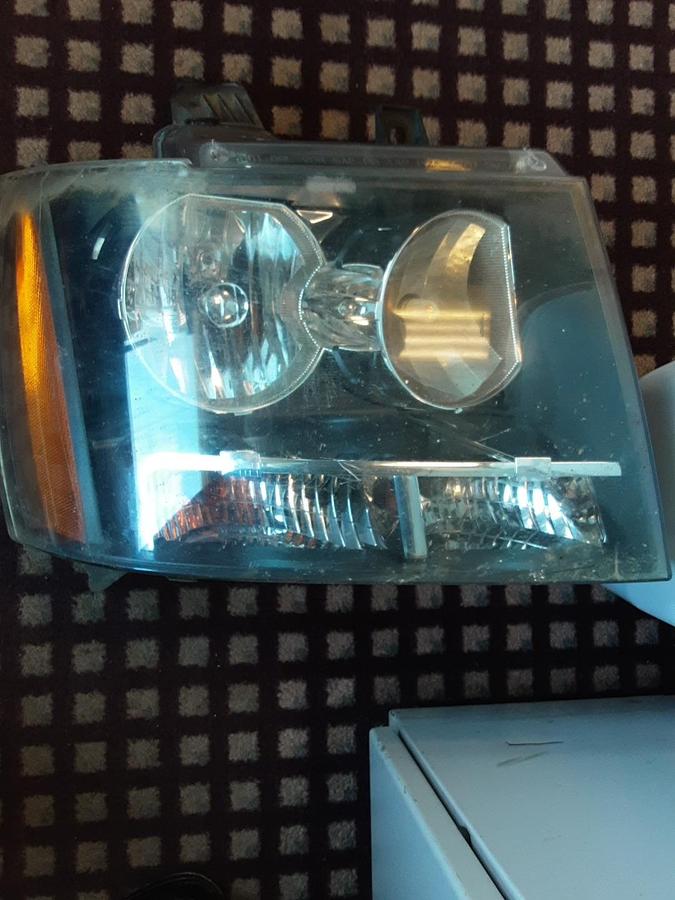 Used 2007 Chevy Avalanche Passenger Side Headlight