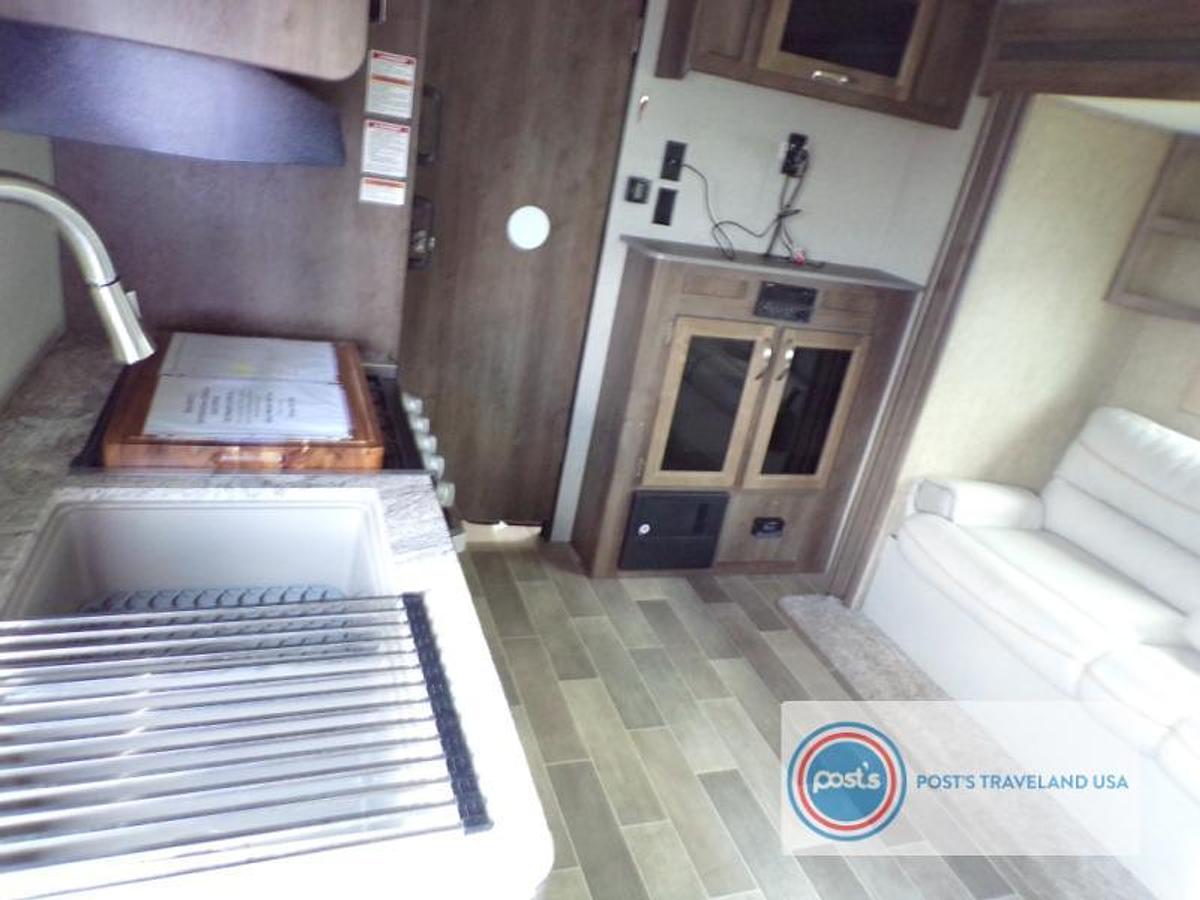 Used Used 2019 Dutchmen RV Coleman Light 1805RB
