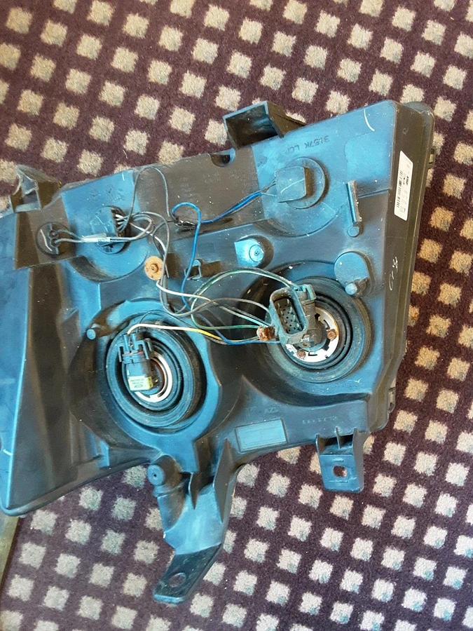 Used 2007 Chevy Avalanche Passenger Side Headlight