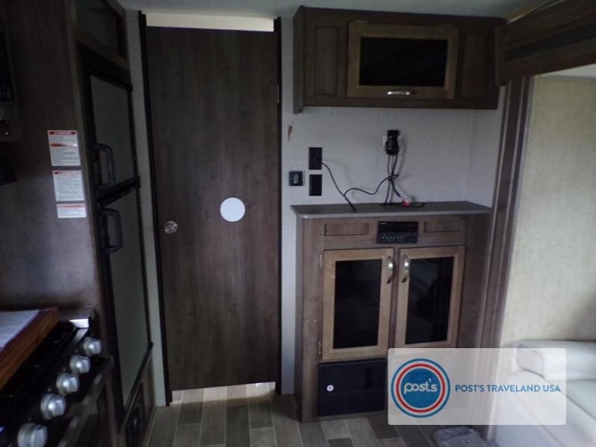 Used Used 2019 Dutchmen RV Coleman Light 1805RB