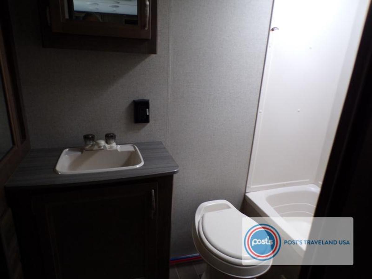 Used Used 2019 Dutchmen RV Coleman Light 1805RB