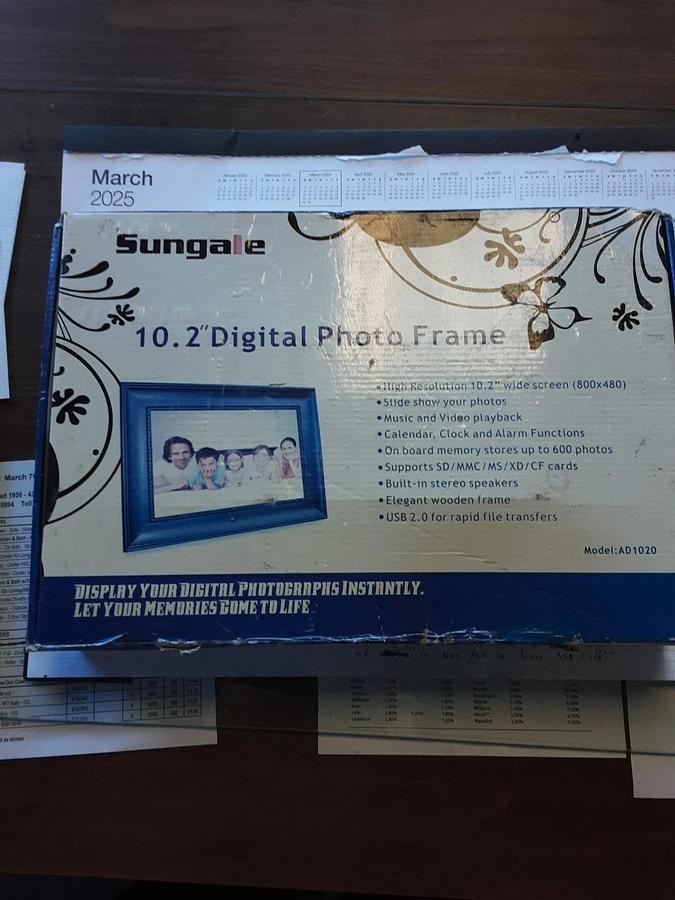 Sungale 10.2 Digital Photo Frame