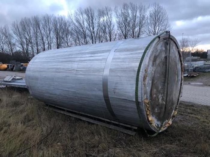 Brugt 18 m3 rustfri opretstående tank.
