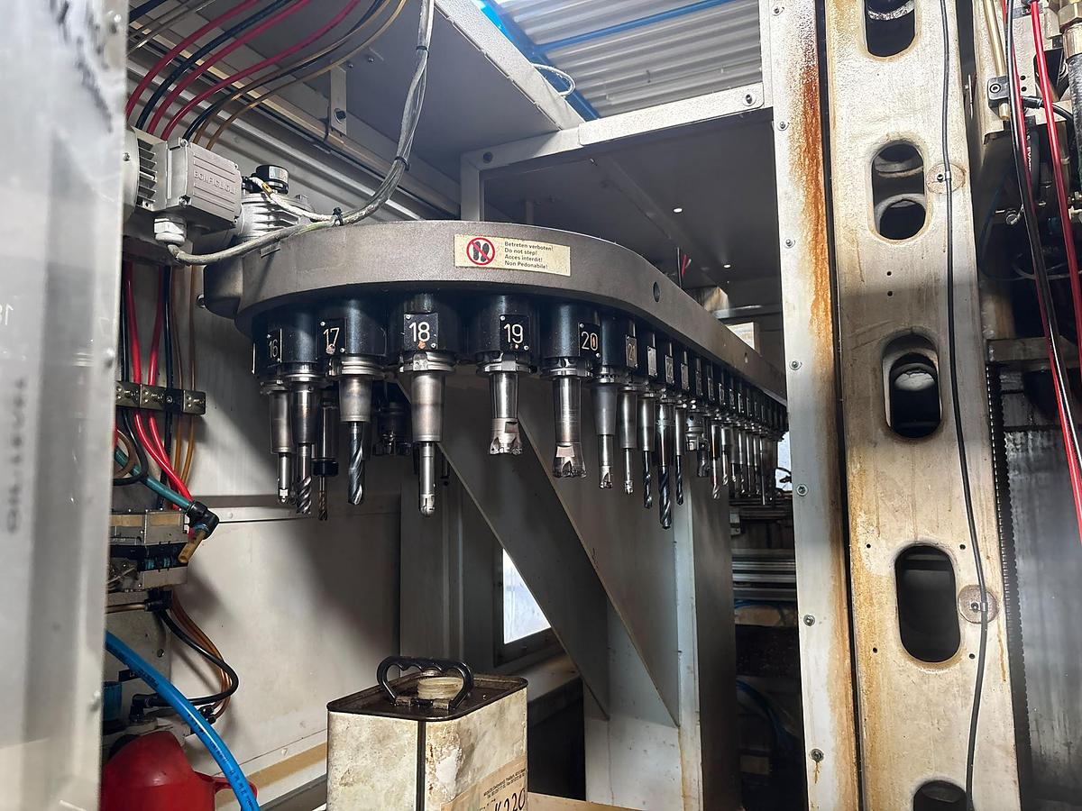 Gebraucht 2002 MIKRON UCP 1350
