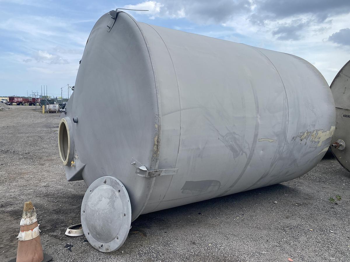 Used Used approximately 6800 gallon Poly tank