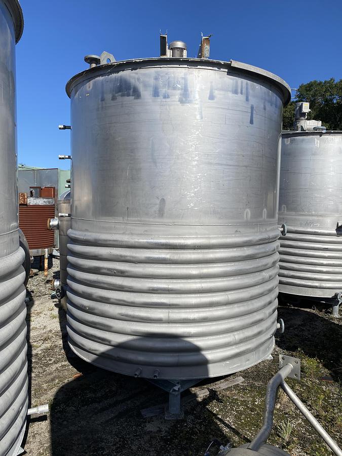 Used Used approximatley 2300 gallon 304 stainless steel vertical mix tank