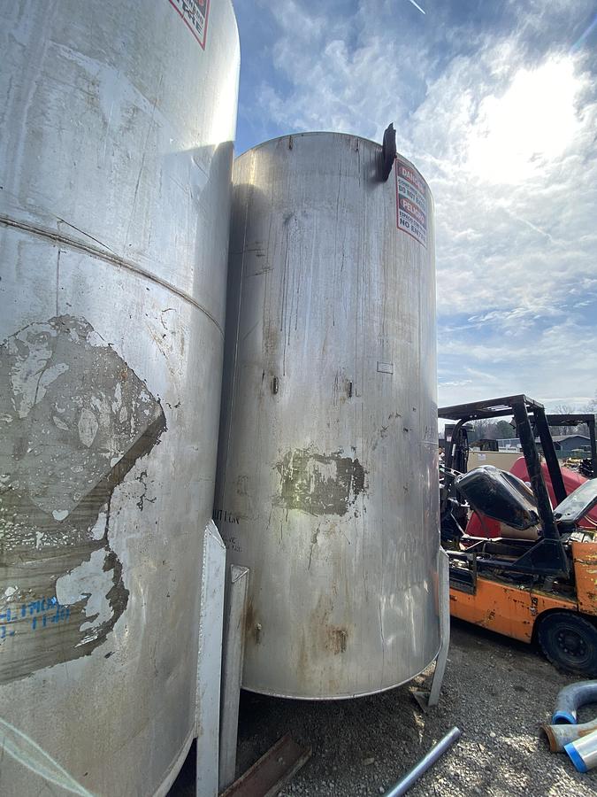Used Used Bendel approximately 2,400 gallon 304 stainless steel vertical tank