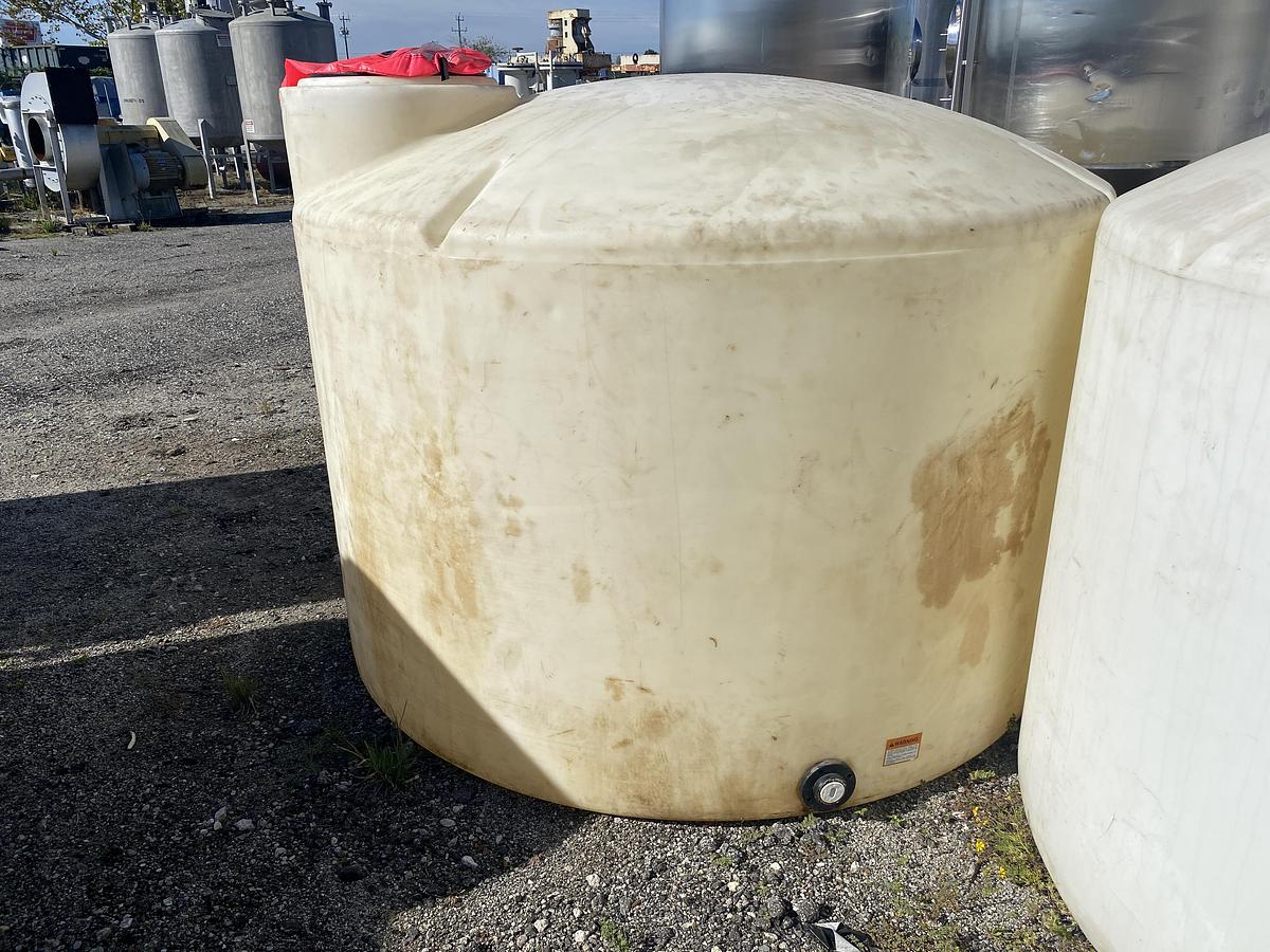 Used Used Norwesco 1550 gallon Polyethylene vertical storage tank