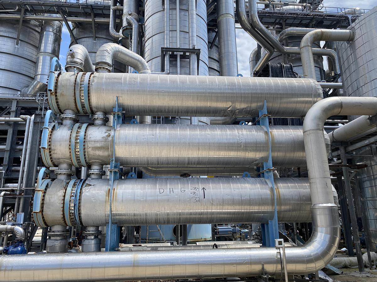 Used Used Shanghai Jiangwan Chemical Equipment Co approximately 3896 sq ft 304L stainless steel horizontal heat exchanger